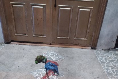 Estas dos fundas fueron encontrada junto a la puerta de la casa del comunicador social