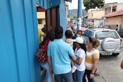 Este 18 de agosto, hubo padres que se mostraron confundidos al no tener claro si las clases se había reanudado y si las investigaciones habían terminado.