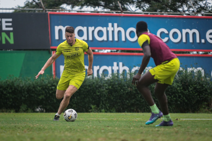 Paco Rodríguez (i), zaguero de Barcelona, será titular frente al Orense.