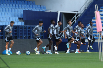 Los jugadores de Emelec se alistan para enfrentar a Deportivo Cuenca en el estadio Capwell.