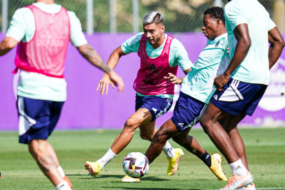 Gonzalo Plata (segundo desde la derecha) acusó nuevos problemas físicos y se perderá el partido contra Sevilla