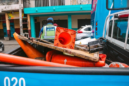 Los agentes realizaron el decomiso de decenas de artículos