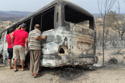 Ocho personas fallecieron dentro de este bus, alcanzado por las llamas./ EFE