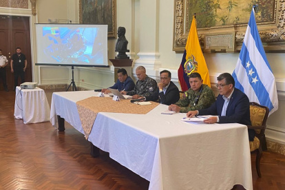 Una pantalla con propaganda policial acompañó la rueda de prensa