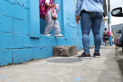 Realidad. EXPRESO comprobó, ayer, que padres de familia fueron a recoger a sus hijos al centro educativo.