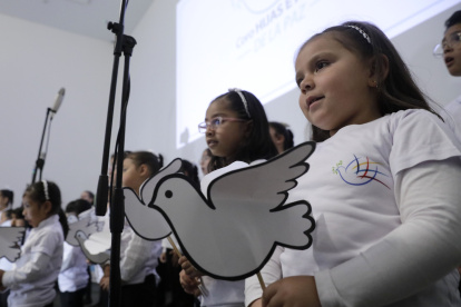 Integrantes del Coro Hijos e hijas de la Paz realizan una presentación hoy, en Bogotá (Colombia)