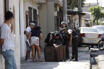 Los agentes policiales acordonaron el área ante el terror de los residente de Cristo del Consuelo