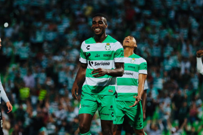 Félix Torres, defensa ecuatoriano del Santos, celebra su gol ante el León.