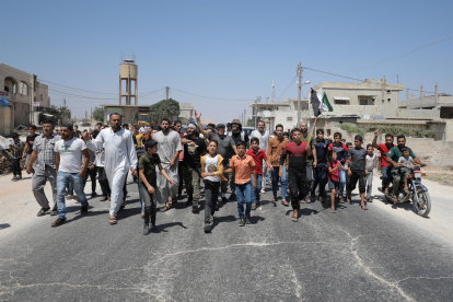 Un grupo de sirios protesta contra los llamamientos turcos a la reconciliación entre los rebeldes y el gobierno sirio, en la aldea de Al-Mastumah, siete kilómetros al sur de Idlib, Siria, el 12 de agosto de 2022.
