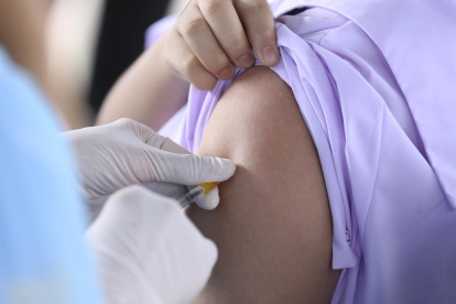 Personal de salud vacuna a una persona, en una fotografía de archivo.