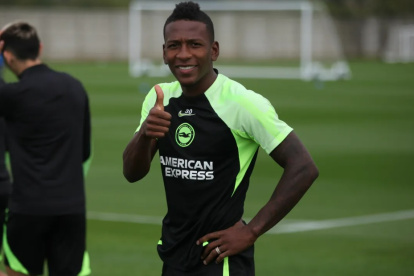 Pervis Estupiñán está listo para debutar en el fútbol inglés.
