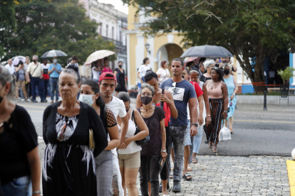 Personas acuden a rendir homenaje hoy, a los bomberos y personas fallecidas en el incendio de la base de supertanqueros de Matanzas (Cuba). EFE/Ernesto Mastrascusa