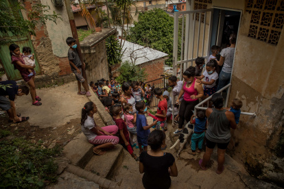 CARACAS (VENEZUELA), 19/08/2022.- FotografÍa del 17 de agosto del 2022 donde se observa a un grupo de personas aguardar para recibir asistencia de la organización no gubernamental "Caritas", en un comedor de ayuda a personas con escasos recursos dentro de una barriada, en Caracas (Venezuela). Mientras la idea de la recuperación retumba en un país lleno de conciertos internacionales y nuevas empresas, "siguen existiendo necesidades" y "es más importante que nunca que la comunidad internacional continúe mostrando solidaridad con el pueblo venezolano", o al menos así lo advirtió este mes el jefe humanitario de la ONU, Martin Griffiths, tras una visita a la nación caribeña. EFE/ Miguel Gutiérrez