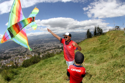 Verano. Las familias aprovechan los vientos para volar cometas en estos espacios.