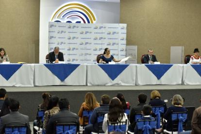 Los consejeros electorales se reunieron de manera presencial para analizar el documento.