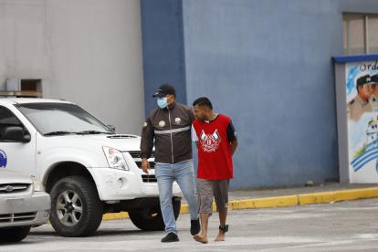 Un policía custodia a sospechoso de atentado en el Cristo del Consuelo, en Guayaquil.
