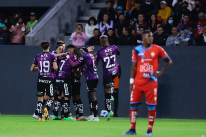 Los jugadores de Independiente del Valle festejan el primer gol ante El Nacional