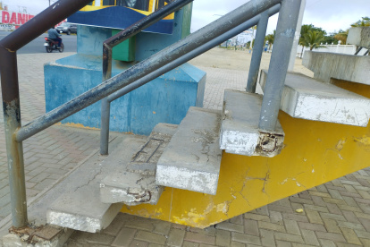 El deterioro es notorio en el paso por el que cruzan a diario decenas de habitantes.