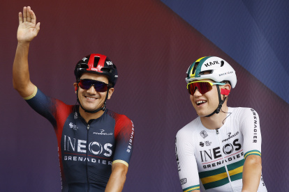 Richard Carapaz (i), ciclista ecuatoriano de Ineos, durante la Vuelta a España.