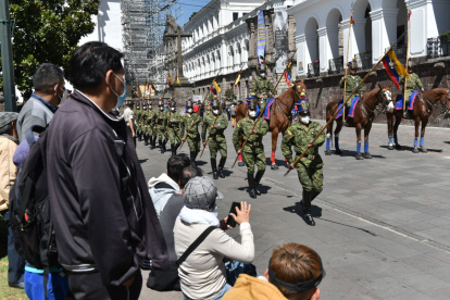 Oportunidad. Ciudadanos que transitaban o hacían gestiones por la Plaza de la Independencia aprovecharon para observar el repaso del acto que recuerda a los héroes independentistas.
