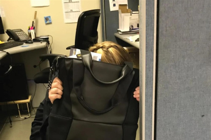 Fotografía sin fecha cedida por The Home Security Superstore que muestra a una persona tras una mochila antibalas.