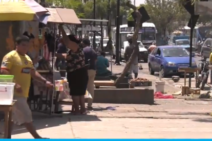 Varios comerciantes fueron retirados de la acera que ocupaban en un tramo de la avenida.