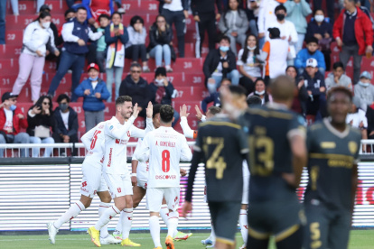 Los jugadores de Liga de Quito celebran el gol anotado por Tomás Molina, en el primer tiempo.