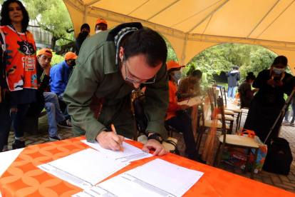 Acto. Técnicos Chocó Andino recogen firmas para la consulta popular para impida la minería metálica.
