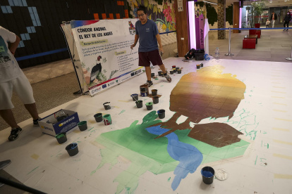 Artistas dibujan un condor en un centro comercial, el 19 de agosto de 2022, en Quito (Ecuador).