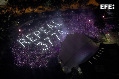 Imagen de archivo de manifestantes reproduciendo de manera luminosa en una manifestacion su reivindicación de suspender la ley que sancionaba el sexo entre hombres.