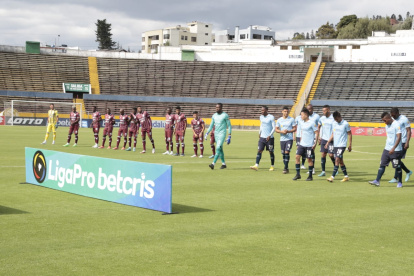 Partido suspendido entre Católica y  9 de Octubre en el estadio Atahualpa.
