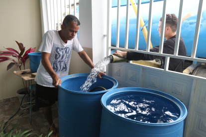 Tanqueros. El abastecimiento, en general, de agua potable en un gran porcentaje del cantón se realiza a través de los tanqueros que cobran 1 dólar por cada tanque.