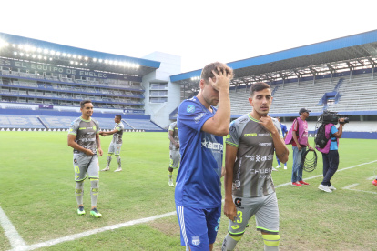 Los jugadores de Emelec y Deportivo Cuenca se retiran del gramado.