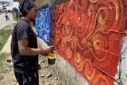 En el sector donde dos niños fallecieron, Rodríguez pintó el mural por la paz.