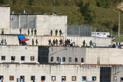 Vista de presos en los techos del centro de privación de la libertad N.1, en Cuenca