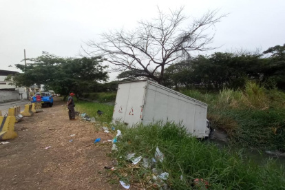 El camión que se volcó en las calles de Sauces 3 transportaba helados.