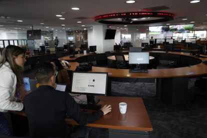 Personas trabajan en la sede de la Bolsa de Valores de Colombia, en Bogotá (Colombia), en una fotografía de archivo.