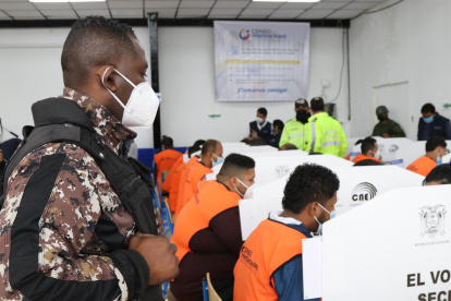Vista de personas mientras participan durante el inicio del censo penitenciario hoy en la cárcel de Tulcán, capital de la norteña provincia de Carchi (Ecuador).