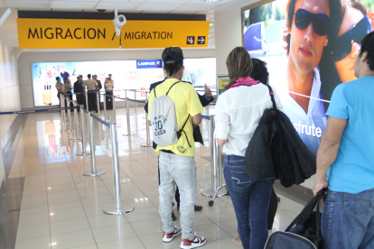 Los pasajeros deben esperar largo tiempo en el área de migración del aeropuerto.,
ÁREA DE MIGRACIÓN.
Migración en el Aeropuerto José Joaquín de Olmedo. Guayas,Guayaquil,Ecuador /Richard Castro/ Diario Expreso.