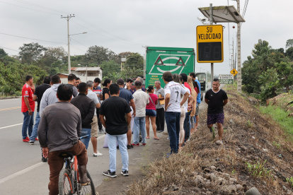 Puerto Inca. Los afectados se unen para protestar en la carretera.