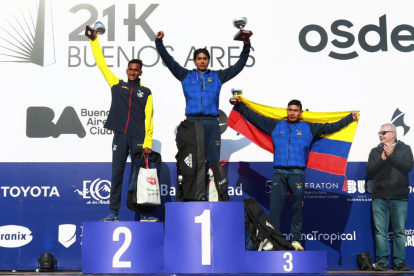 Vásconez (c), Vicente Loza (i) y Segundo Jami en el podio enteramente tricolor.