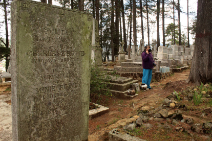 La mexicana María del Carmen Hernández Skewes habla durante una entrevista con Efe, el 12 de agosto de 2022, en el cementerio inglés del municipio Real del Monte, estado de Hidalgo (México). EFE/Miguel Victoria