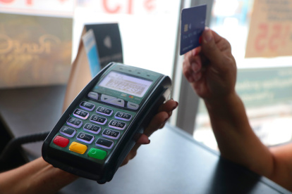 Realidad.- En un recorrido, Diario EXPRESO vio pocos negocios que no hacen cobros ilegales con la tarjeta.