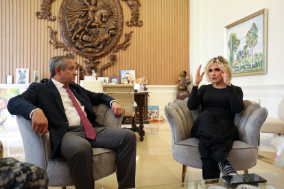 Encuentro. Carrillo junto a Viteri en el Municipio.