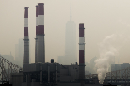 Las fábricas provocan un gran nivel de contaminación del aire, según los análisis realizados.  JUSTIN LANE / Efe