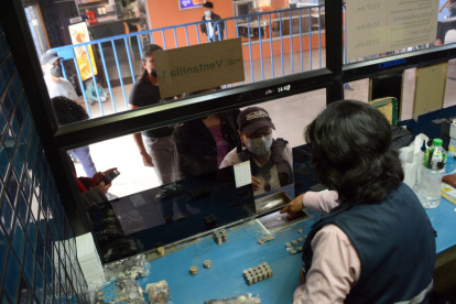 1. Caja. En la estación El Recreo, cuatro personas cobran los pasajes y venden ticketeras de alimentadores. El registro es manual.