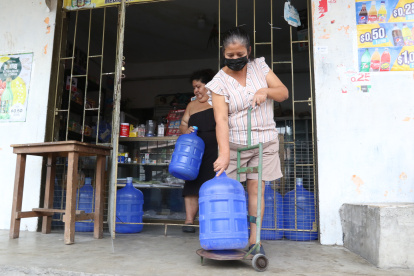 Botellones. La venta de agua en botella tiene alta demanda ante la falta del líquido por tubería.