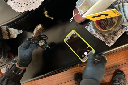 Un revólver y un celular son parte de los primeros indicios levantados.