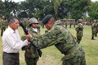 Foto de archivo de una ceremonia de entrega de armas a los conscriptos durante el servicio militar en Ecuador