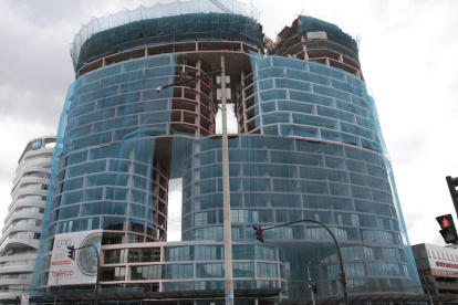 Los edificios con más de 20 pisos, antes no eran posibles por la presencia del aeropuerto dentro de la ciudad.